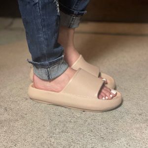Taupe cloud walk Non slip slides
